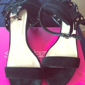 Wedge with fringe detail